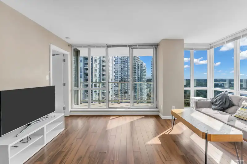 2904 9981 WHALLEY BOULEVARD - photo 4 of 34