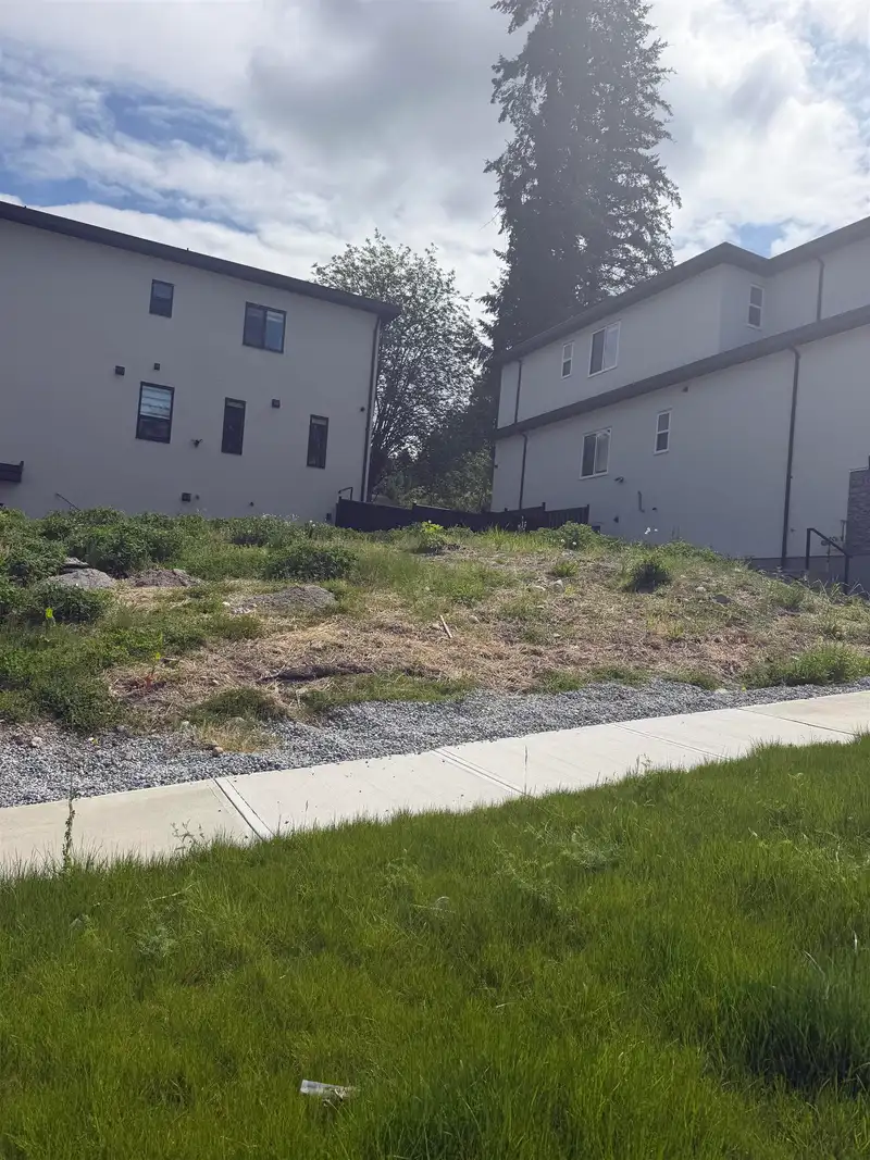 13858 115 AVENUE - photo 1 of 3