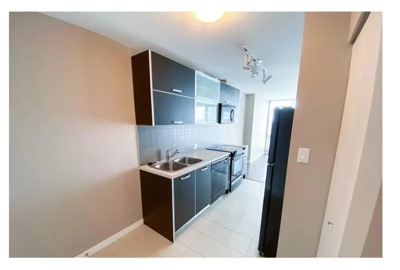 2410 9981 WHALLEY BOULEVARD - photo 2 of 12