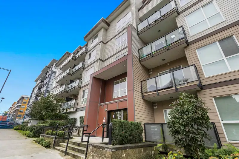330 13768 108 AVENUE - photo 2 of 37