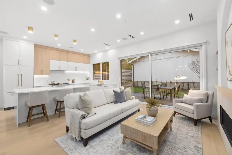 2 810 E 22ND AVENUE - photo 3 of 25