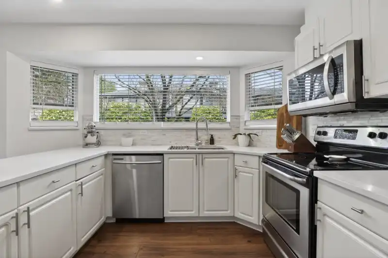 109 16080 82 AVENUE - photo 1 of 25