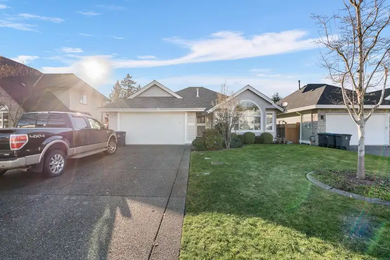 6079 170 STREET - photo 2 of 34
