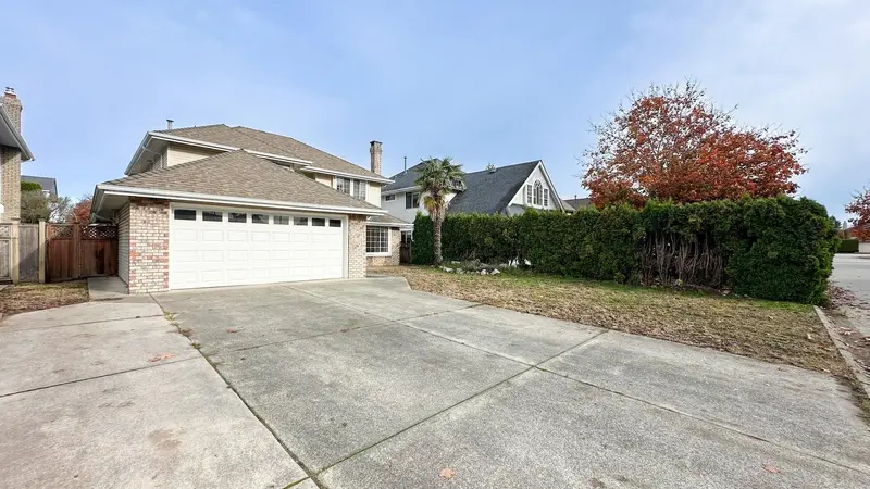 6159 45 AVENUE - photo 2 of 25