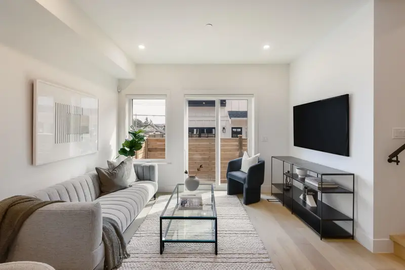 1 550 KASLO STREET - photo 2 of 25