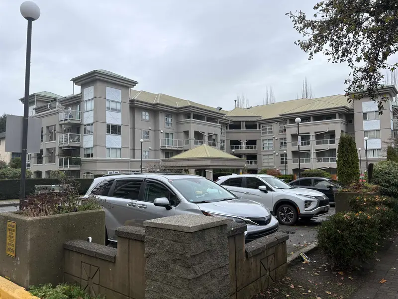 102 10533 UNIVERSITY DRIVE - photo 2 of 25