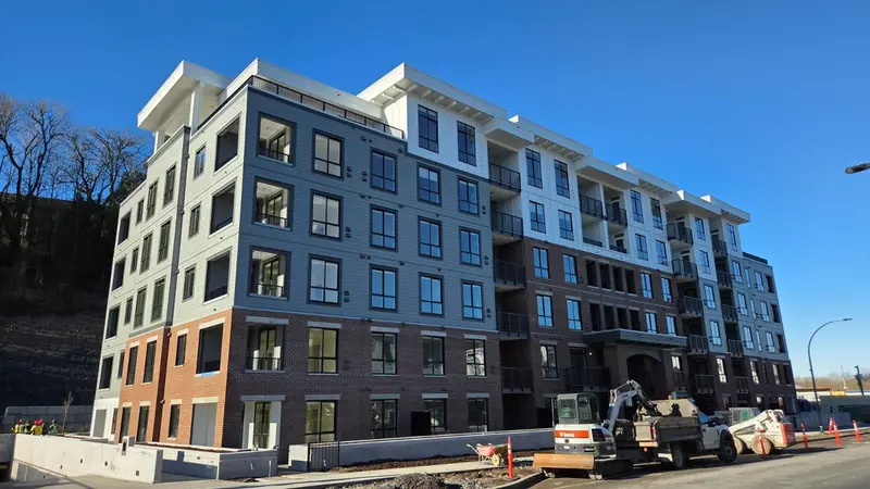 306 2771 MONTROSE AVENUE - photo 3 of 25