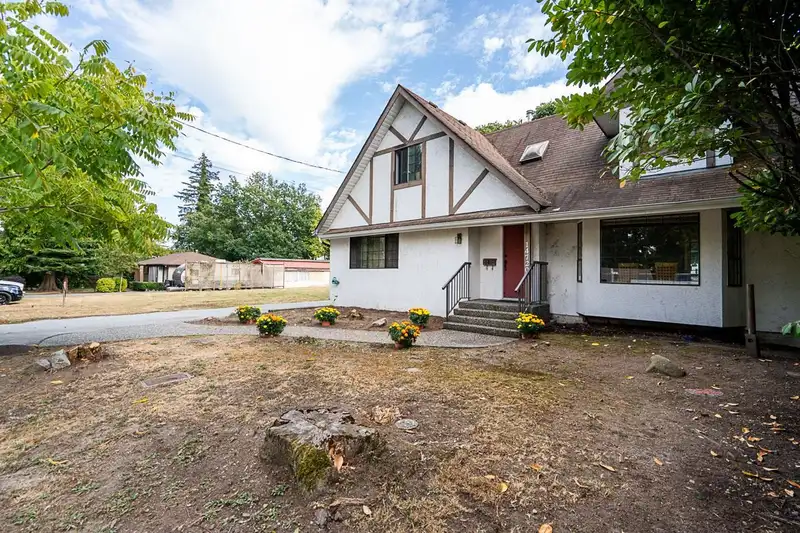 14720 60 AVENUE - photo 2 of 36