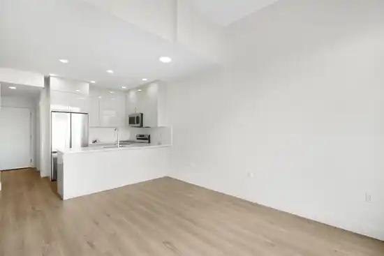 609 15739 FRASER HIGHWAY