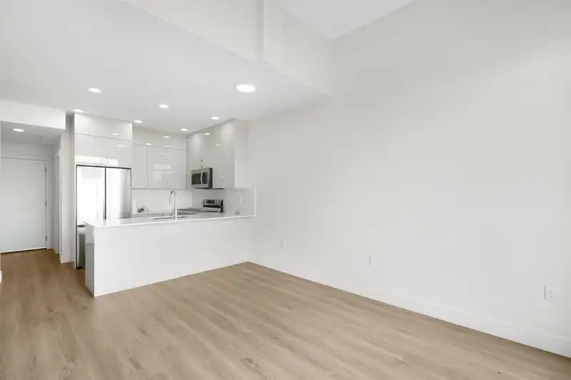 609 15739 FRASER HIGHWAY - photo 1 of 10