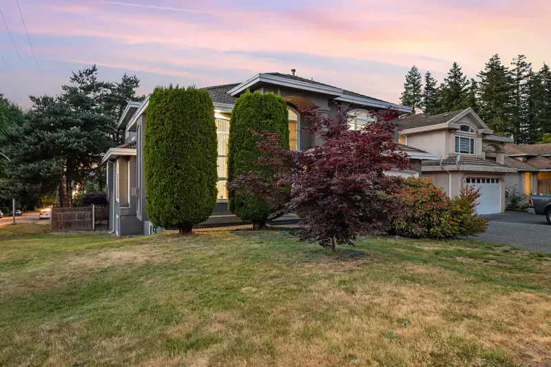13607 60A AVENUE - photo 2 of 39