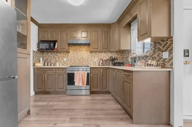 13430 64 AVENUE - photo 2 of 18
