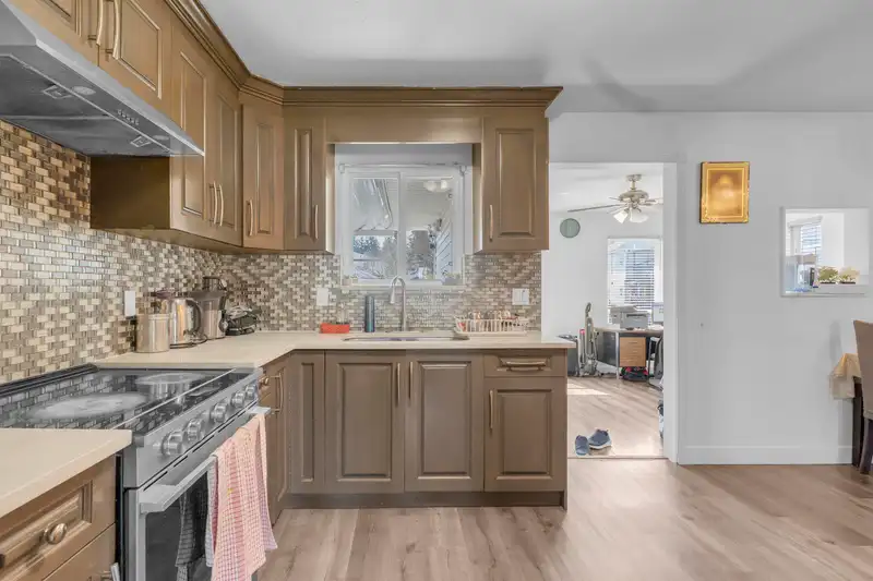 13430 64 AVENUE - photo 3 of 18