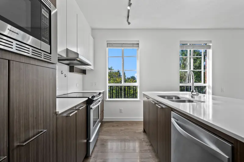 301 553 FOSTER AVENUE - photo 3 of 25