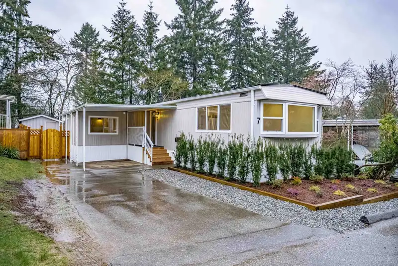 7 13650 80 AVENUE - photo 1 of 34