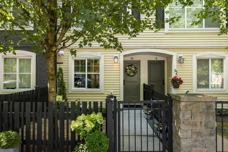 10 19180 65 AVENUE - photo 1 of 9