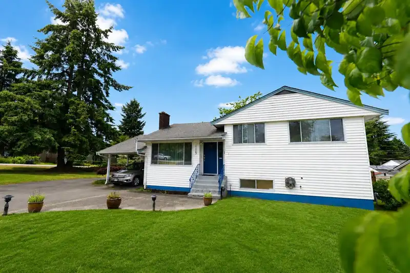 11063 135A STREET - photo 4 of 27