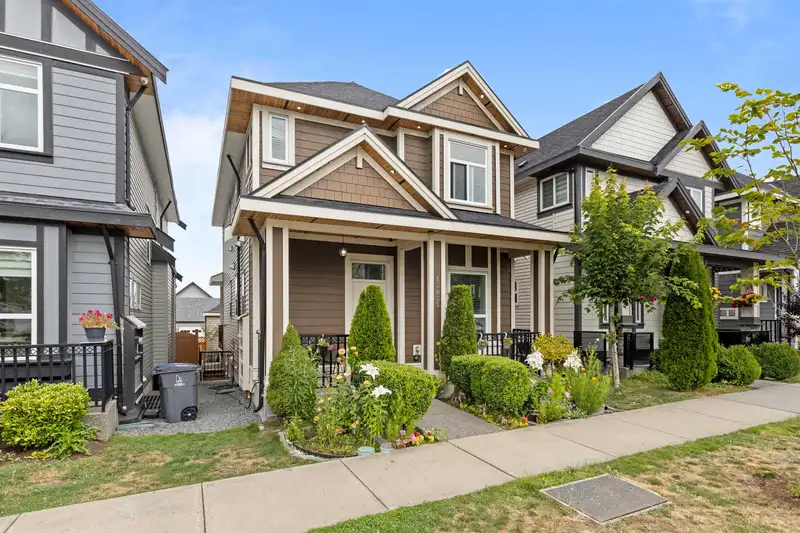 14035 59A AVENUE - photo 2 of 36