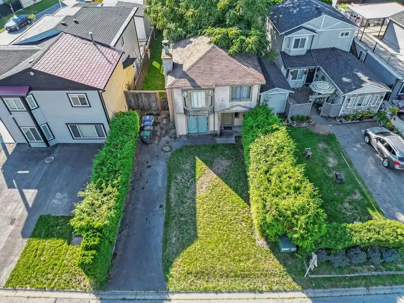 7783 125 STREET - photo 2 of 10
