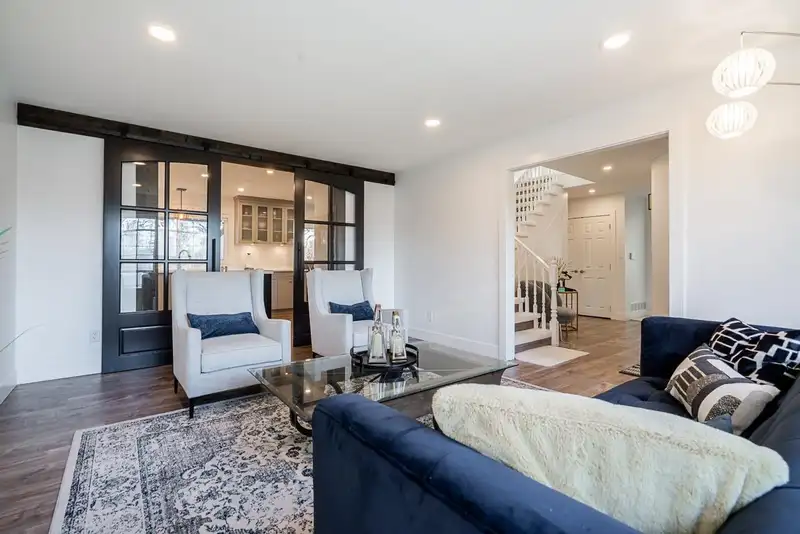7847 161A STREET - photo 3 of 37