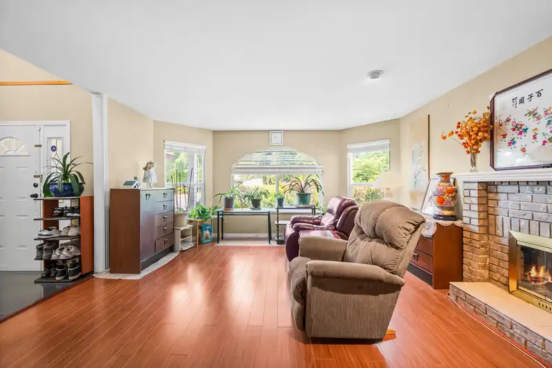 6012 124 STREET - photo 3 of 25