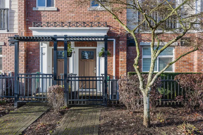 56 20738 84 AVENUE - photo 2 of 25