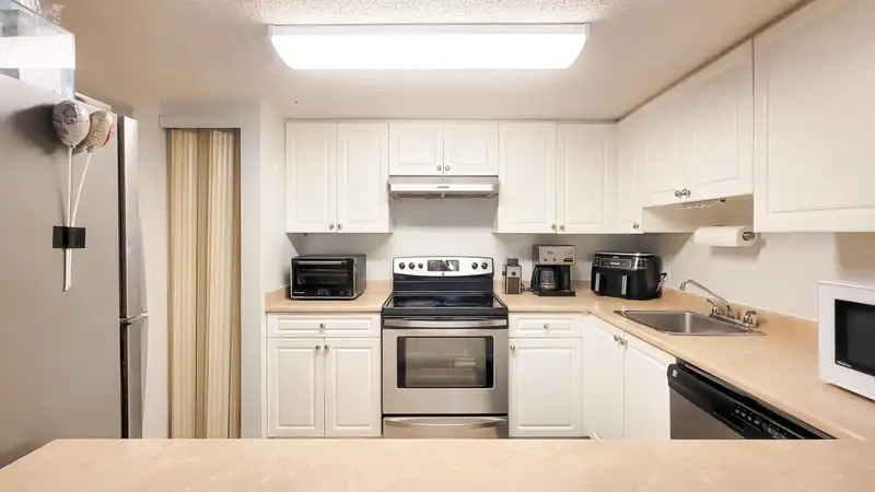 103 7095 133B STREET - photo 3 of 25