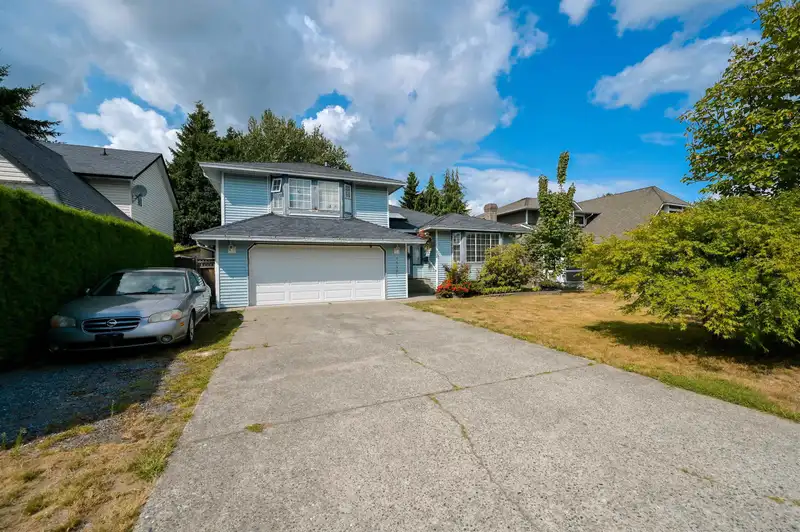 15477 93A AVENUE - photo 2 of 25