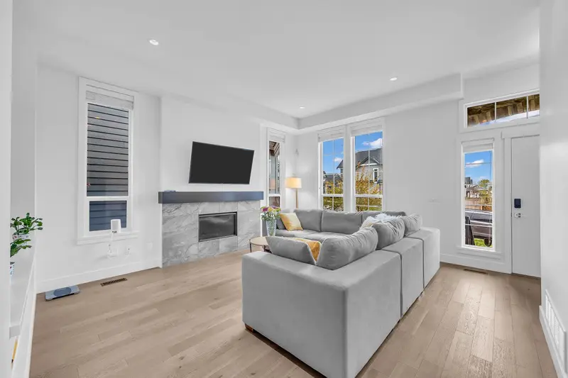 16549 21 AVENUE - photo 3 of 25