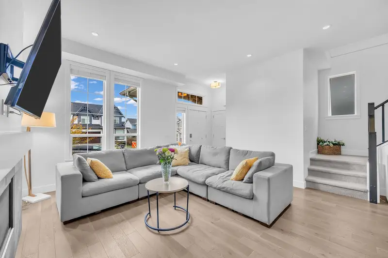 16549 21 AVENUE - photo 4 of 25