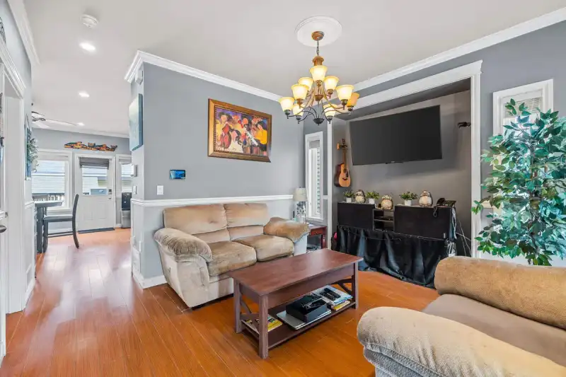 19333 72 AVENUE - photo 3 of 36