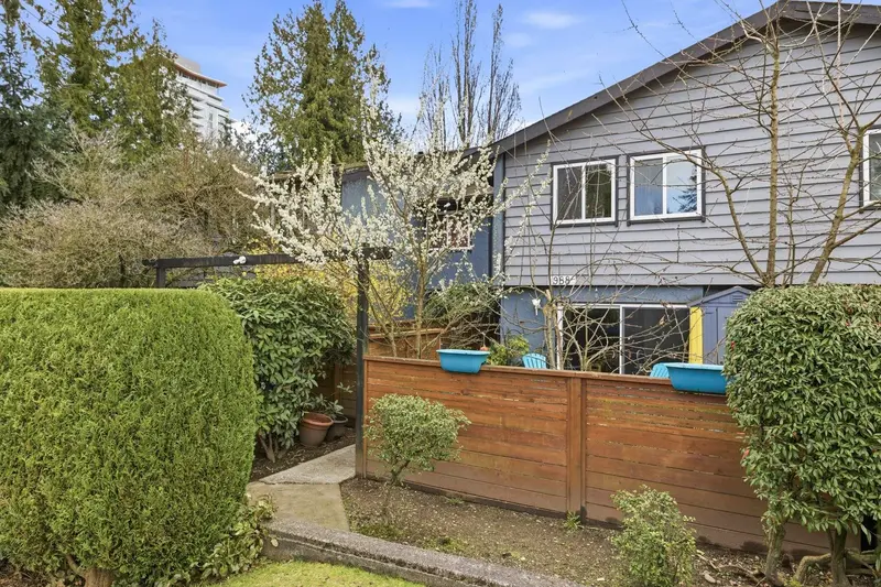 988 HOWIE AVENUE - photo 2 of 25