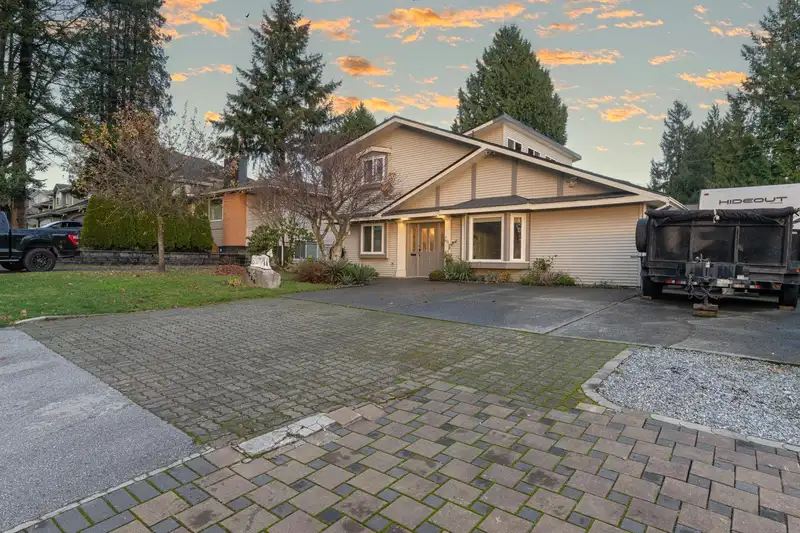 8214 152A STREET - photo 4 of 34