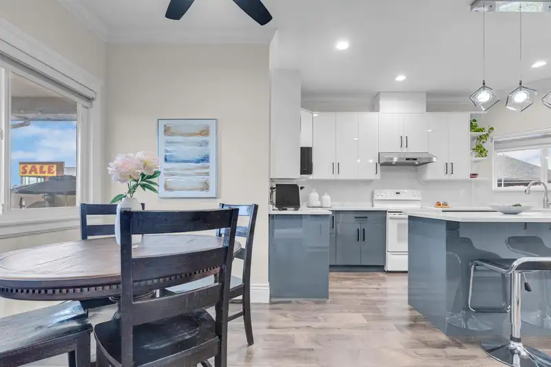 13185 73 AVENUE - photo 3 of 26