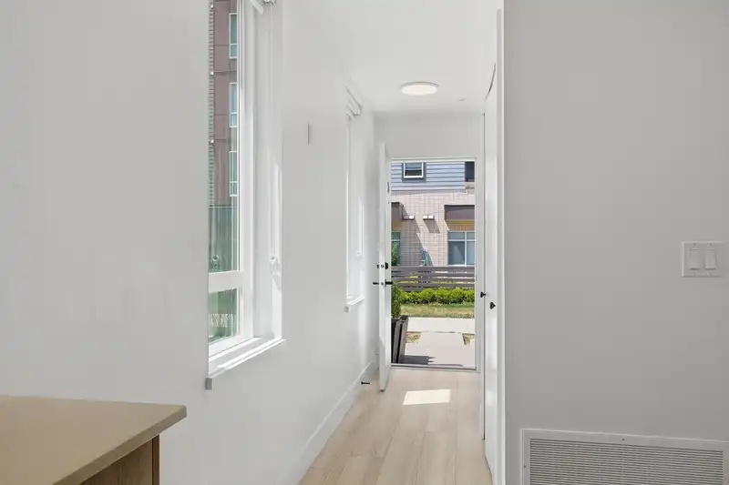 20 18855 72 AVENUE - photo 4 of 31