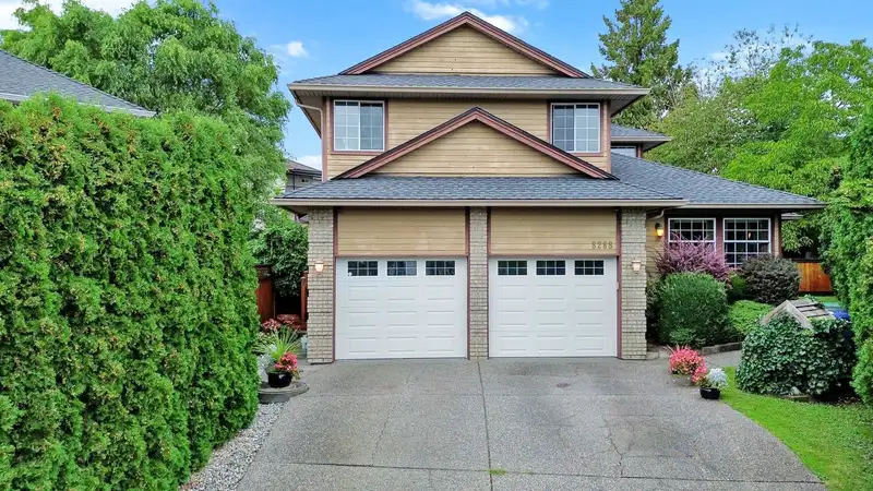 8288 153B STREET - photo 2 of 39