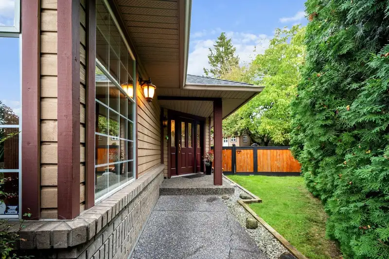 8288 153B STREET - photo 3 of 39