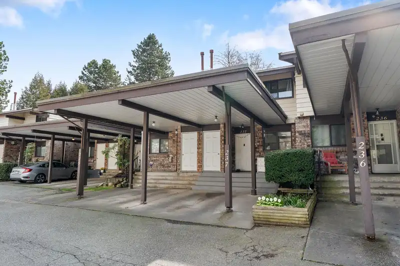 237 7447 140 STREET - photo 2 of 20
