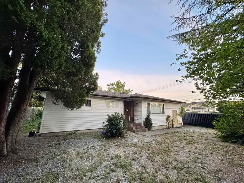 8406 152 STREET - photo 3 of 11
