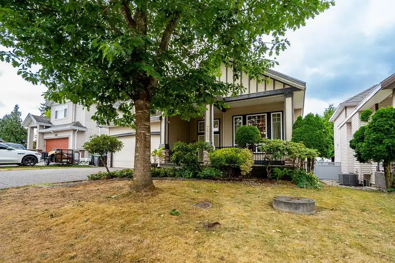 7833 147A STREET - photo 2 of 39