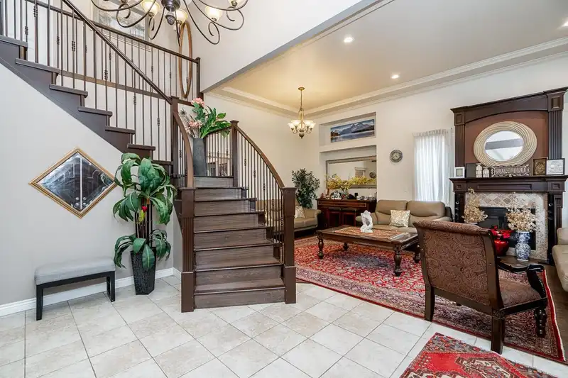 7833 147A STREET - photo 3 of 39