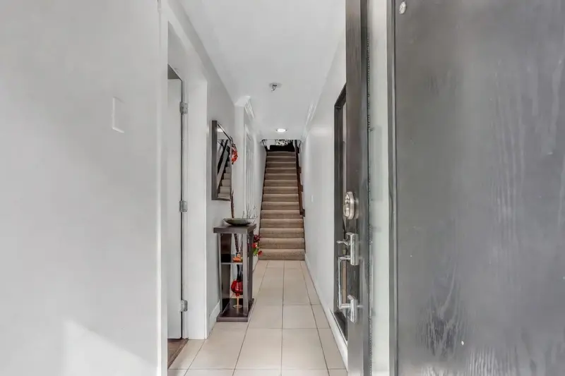 114 13898 64 AVENUE - photo 2 of 17