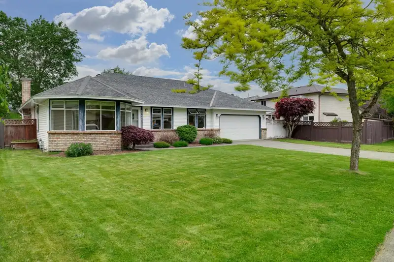 15487 93 AVENUE - photo 1 of 1