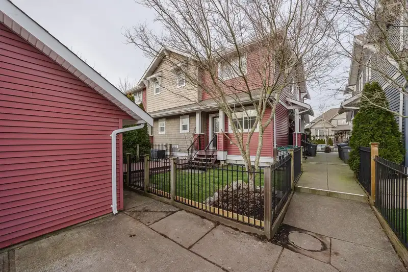A4 19316 72A AVENUE - photo 2 of 40