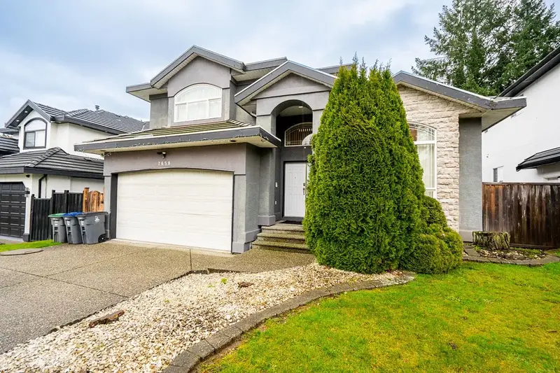 7658 147A STREET - photo 4 of 25