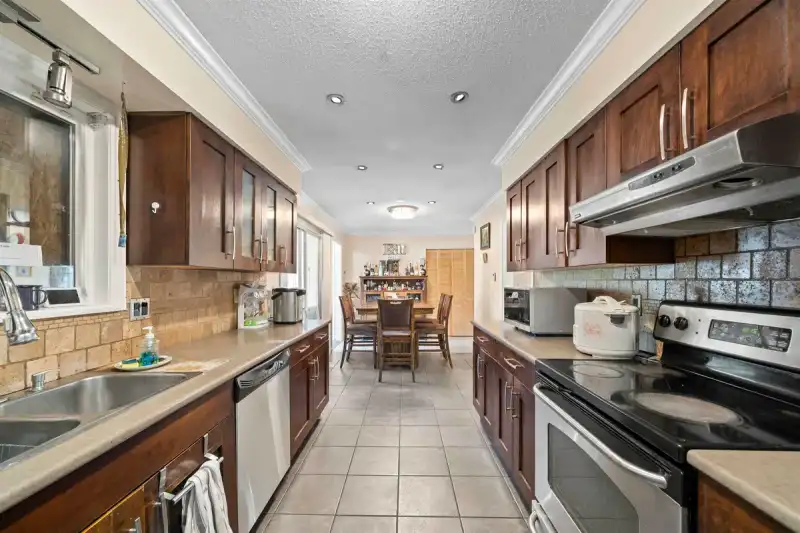 14995 108 AVENUE - photo 1 of 25