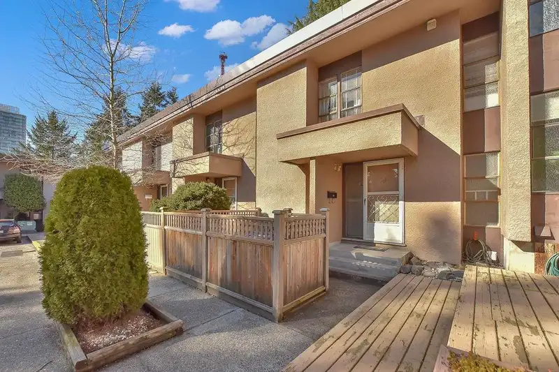 33 13795 102 AVENUE - photo 1 of 23