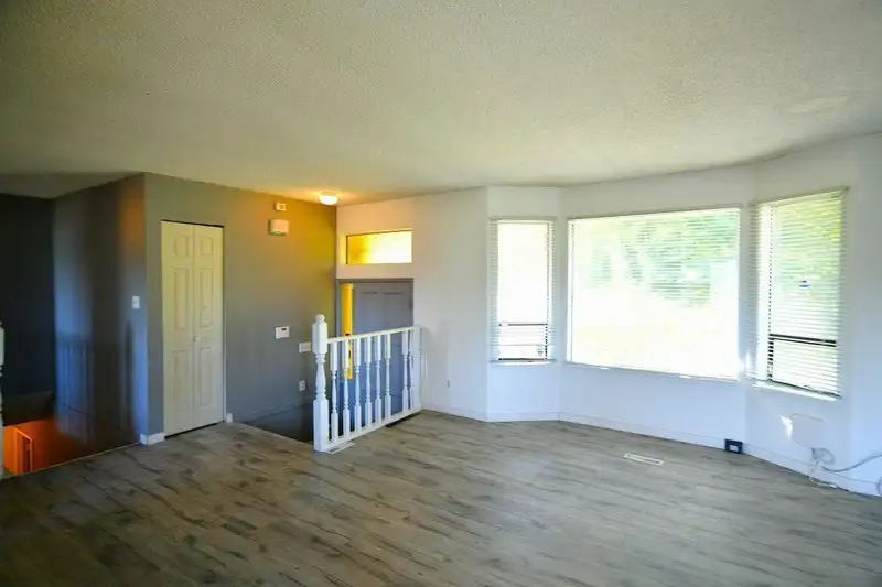 13495 113 AVENUE - photo 2 of 24