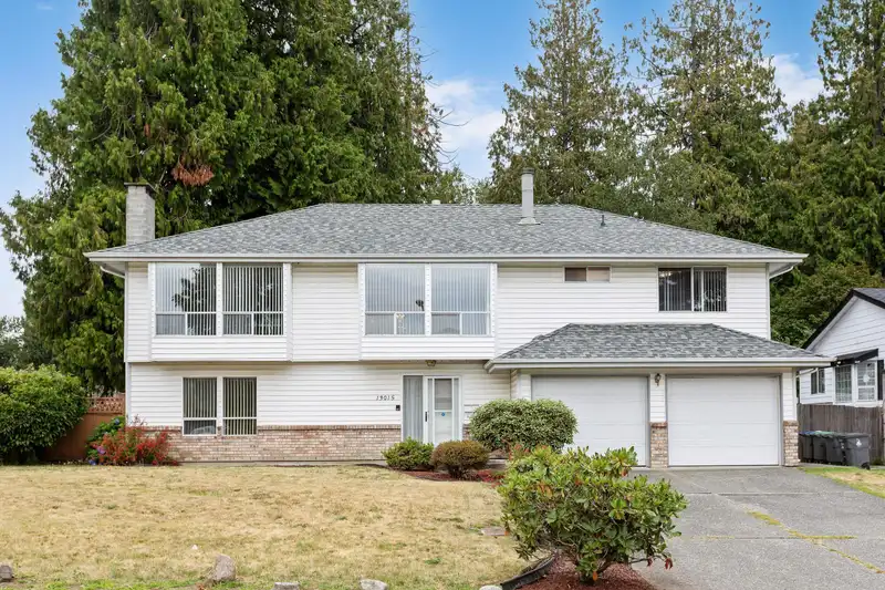 13015 97 AVENUE - photo 2 of 39