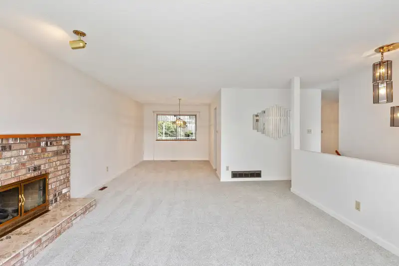 13015 97 AVENUE - photo 4 of 39